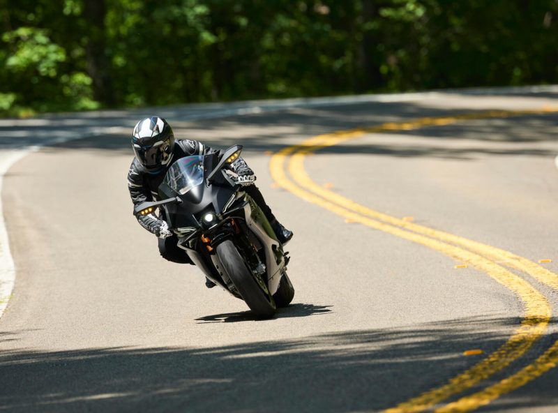 2025_YAM_YZF900R9_EU_MDNM6_ACT_002_03_preview_499196.jpg 2025_YAM_YZF900R9_EU_MDNM6_ACT_002_03_preview_499196.jpg