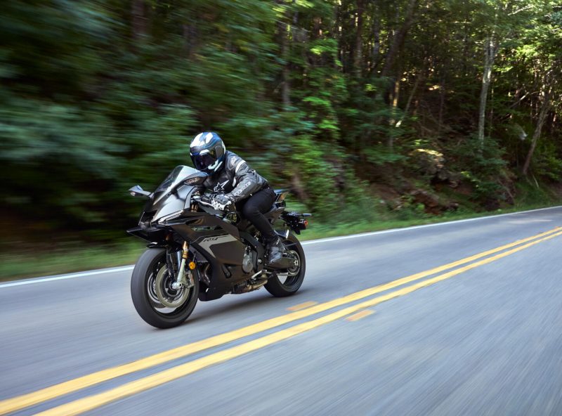 2025_YAM_YZF900R9_EU_MDNM6_ACT_003_03_preview_499196.jpg 2025_YAM_YZF900R9_EU_MDNM6_ACT_003_03_preview_499196.jpg