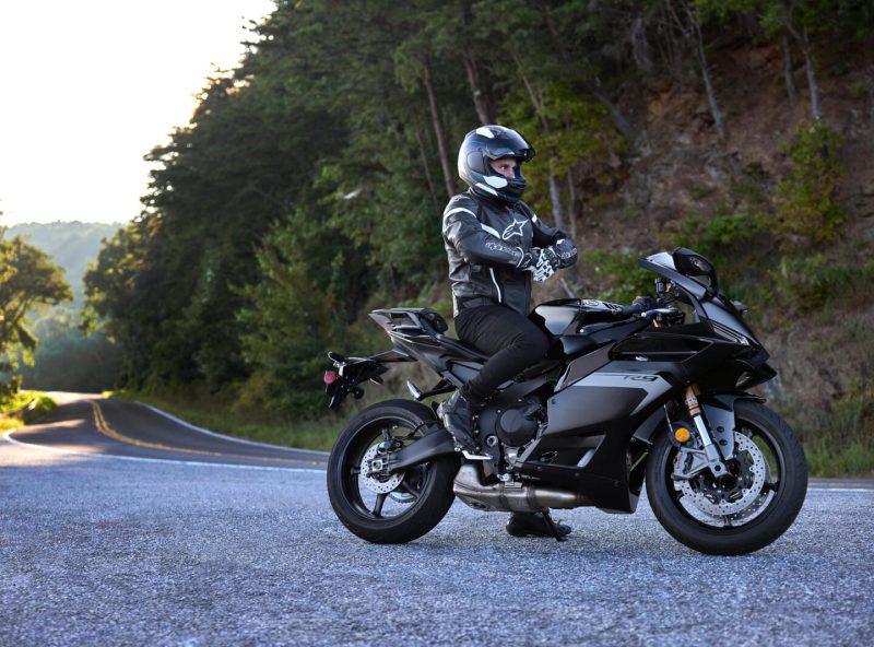 2025_YAM_YZF900R9_EU_MDNM6_STA_002_03_preview_499196.jpg 2025_YAM_YZF900R9_EU_MDNM6_STA_002_03_preview_499196.jpg