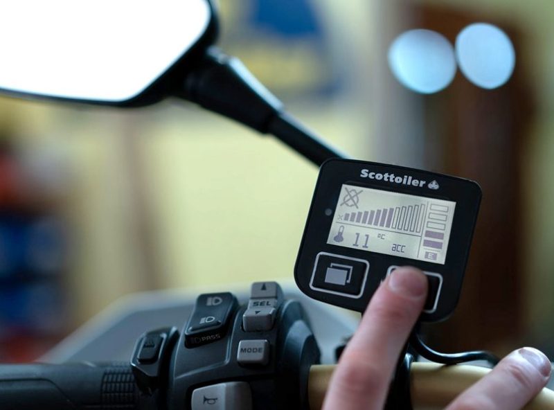 Scottoiler-eSystem-v3.1-16-SO-9005-display-placering-Holtug-MC-B.jpg Scottoiler-eSystem-v3.1-16-SO-9005-display-placering-Holtug-MC-B.jpg